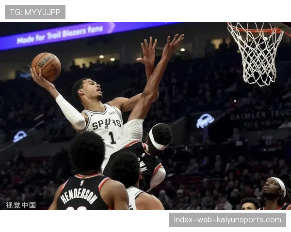 马刺文班亚马镇守篮下连续封盖,并保护球权发动长传反击 马刺文班亚马镇守篮下连续封盖,并保护球权发动长传反击